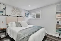 Gather in Saskatoon - Hot Tub 85" TV, Deck, Bbq, Trampoline, Games Room, 5Bdrm Hotels in 