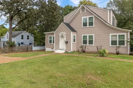 Royal Chateau in the heart of Fondren!