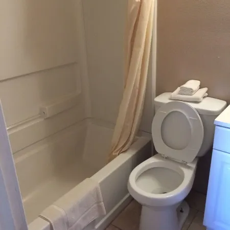 Colonial Motel Отели рядом с достопримечательностью «Navajo Code Talkers Museum»