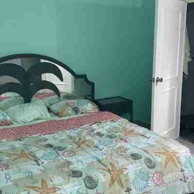NEWLY RENOVATED Ocean Front 2 bedroom/ 2 bath, pristine water, divers paradise. Rooms