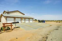 Patio & Mtn Views: Family Gem in California City Hotels near Aviation Museum Mojave