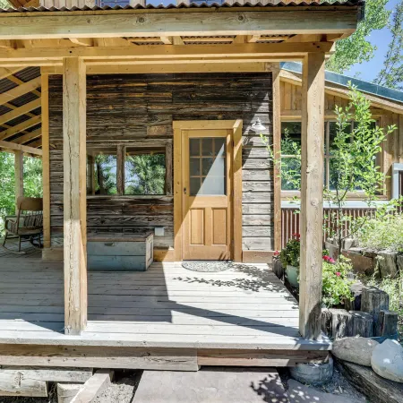 Historic Nature Lovers Cabin on Farm in Paonia!