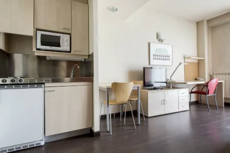 Residencia Universitaria Resa Giner de Los Ríos Отели рядом с достопримечательностью «Museo de Esculturas al Aire Libre FINAL»