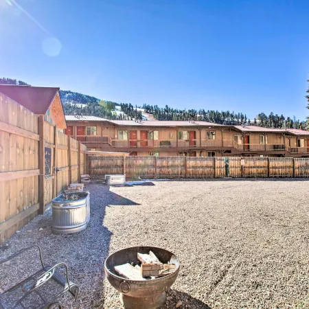 Near Hiking and Main St! Mtn-View Red River Retreat