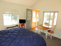 West Winds Motel & Cottages Hotels in Clayton