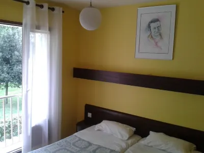 Friendly Auberge Hotels near Airbus