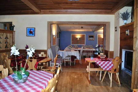 Logis Hôtel & Restaurant les Perce-Neige Отели в г. Монтлебон