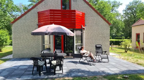 Detached 6-person bungalow with lake views directly on the swimming lake