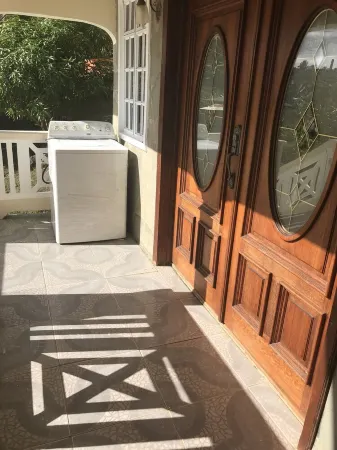 Beautiful, tranquil Home. 8 minutes from the International Airport