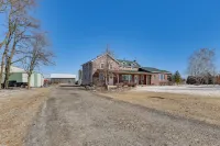 Historical Log Cabin on 80 Acres in Hartford! - Badekar