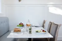 Washington School House - breakfast