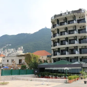 Holiday Suites Hotel & Beach Resort