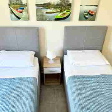 Fifty Shades of Blue 10 sec to sea 5PL 2BD 2BA Rooms