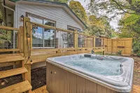 Hilltop Hideaway w/ Scenic Views & Hot Tub! - Wifi