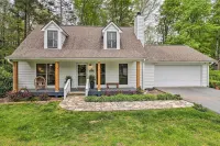 Highlands Cottage w/ Sunroom ~ 1 Mile to Downtown! - Homestays