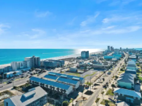 2BR Retreat with Pool, Near Beach and The Hangout