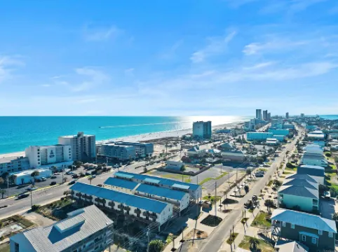 2BR Retreat with Pool, Near Beach and The Hangout