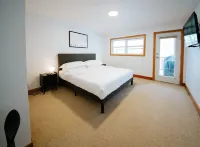 Private Hot Tub & Fireplace, Steps to Lift & Bike Trails, Short Drive to Golf.