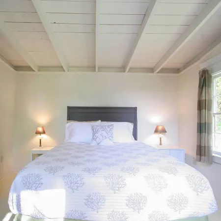 Cozy Stockbridge Cabin - Walk to Beach & Lake!