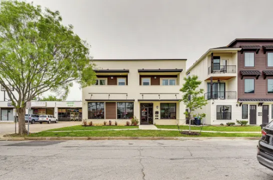 Steps to Tcu Campus: Modern Fort Worth Apt
