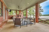 Dock & Game Room: Alvarado Lake Getaway! - 3 étoiles