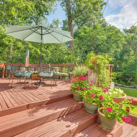 Lovely Bryan Home w/ Deck - 4 Mi to Kyle Field!