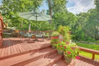 Lovely Bryan Home w/ Deck - 4 Mi to Kyle Field! - Homestays