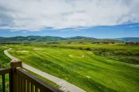 Mtn-View Gem w/ on-Site Golf! 3 Mi to Granby Ranch - Parkering