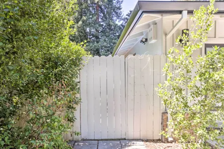 Menlo Park Studio ~ 2 Mi to Stanford University Отели рядом с достопримечательностью «Мета Хедквотерс»