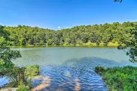 Heber Springs Family Lake House: Fire Pit & Decks - balcón