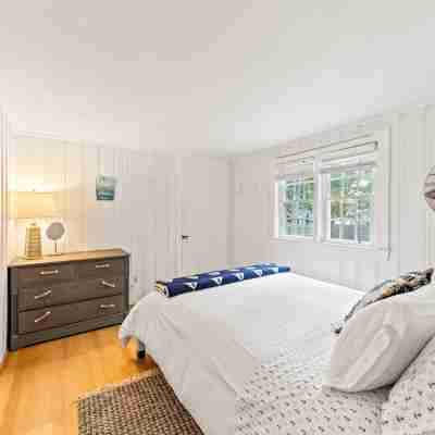 Charming 3-bedroom house with WiFi and AC in enchanting West Yarmouth location Rooms