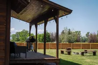 Cozy Cabin Next to the River. Incredible Views, Large Backyard, and Boat Launch!