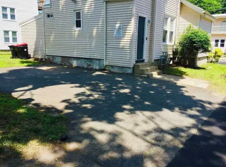 Comfy Easeful Two Bedroom Apartment. 30 Minutes to Boston
