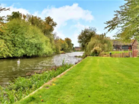 Islip Mill House - Beautiful Riverside Home 케터링 호텔