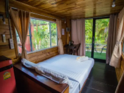 เดอะ แคมเปอร์ ลอดจ์, เขาสก โรงแรมในอำเภอ พนม