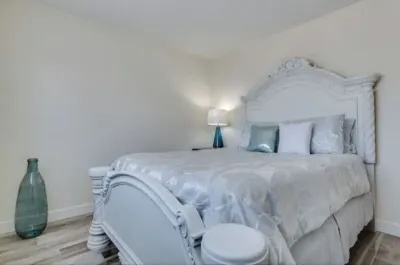 Renovated Villa in Old Litchfield