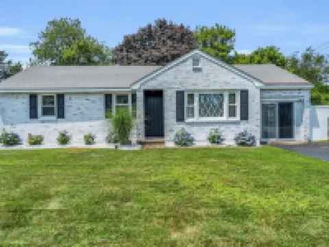 Great Hammcock Getaway, cozy home, hot tub, fire pit, beaches nearby. Hotels in Old Saybrook