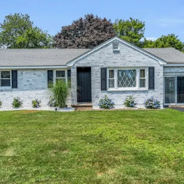Great Hammcock Getaway, cozy home, hot tub, fire pit, beaches nearby.