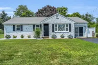 Great Hammcock Getaway, cozy home, hot tub, fire pit, beaches nearby. Hotels in Old Saybrook