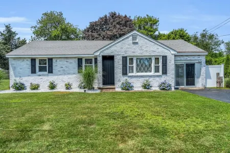 Great Hammcock Getaway, cozy home, hot tub, fire pit, beaches nearby.