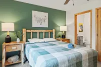 Bluejay Getaway by Avantstay Walk to Lake 7bdr, Hot Tub, Pool Table