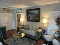 Clean Modern Deco Apt 1 BR 1 Bath Near Everything