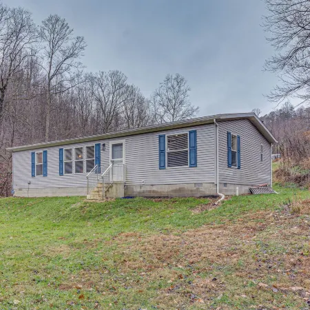 Pet-Friendly Home ~ 10 Mi to Hocking Hills!