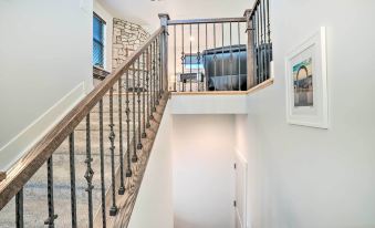 2 Mi to Town: Castle Rock Retreat w/ Fireplace!