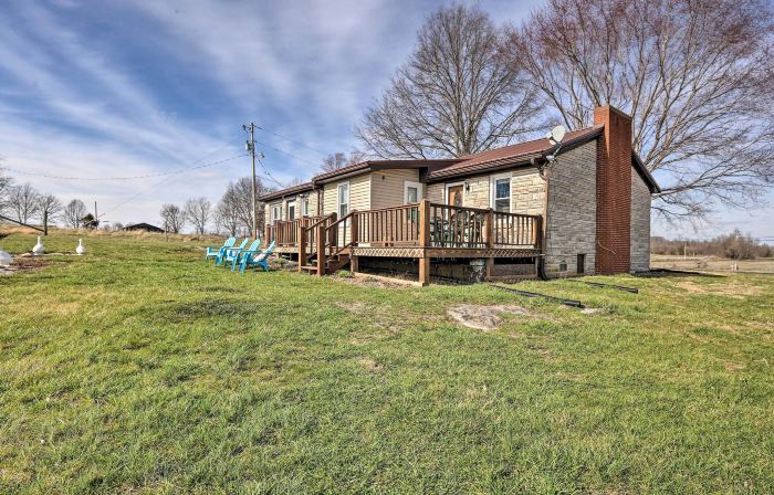 Family Home w/ Deck, 2 Mi to Lake Cumberland