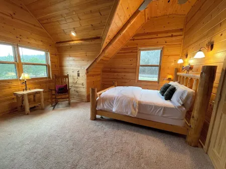 Rim Shoals River Cabin - private boat dock, walk-in fishing access sleeps 14