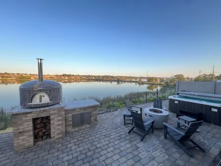 Moses Lake Vineyard Retreat-Waterfront Escapism