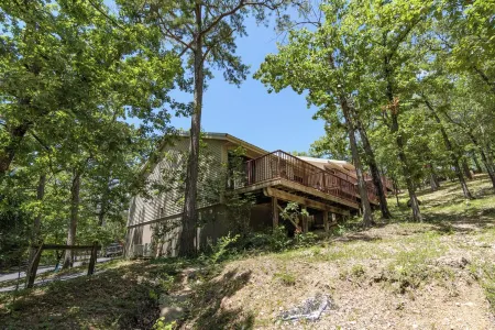 Cozy Table Rock Cabin – Lake Fun & SDC Nearby!