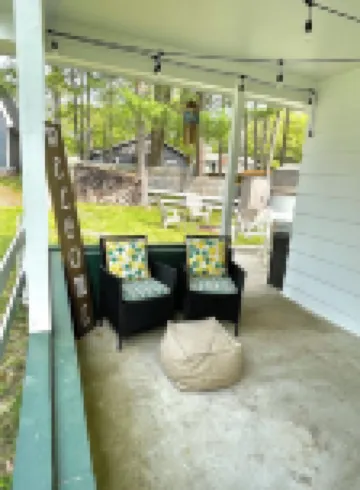 Houghton Lake cabin with covered outdoor entertainment space. No cleaning fees.