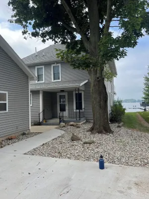Charming Beachfront 4-bedroom cottage with WiFi, AC in Coldwater